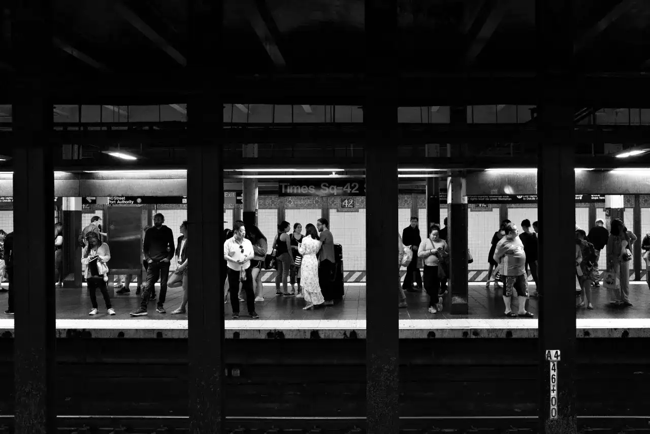 Ludzie czekają na peronie metra w Nowym Jorku. Ta street photography uchwyciła momenty z życia miasta.