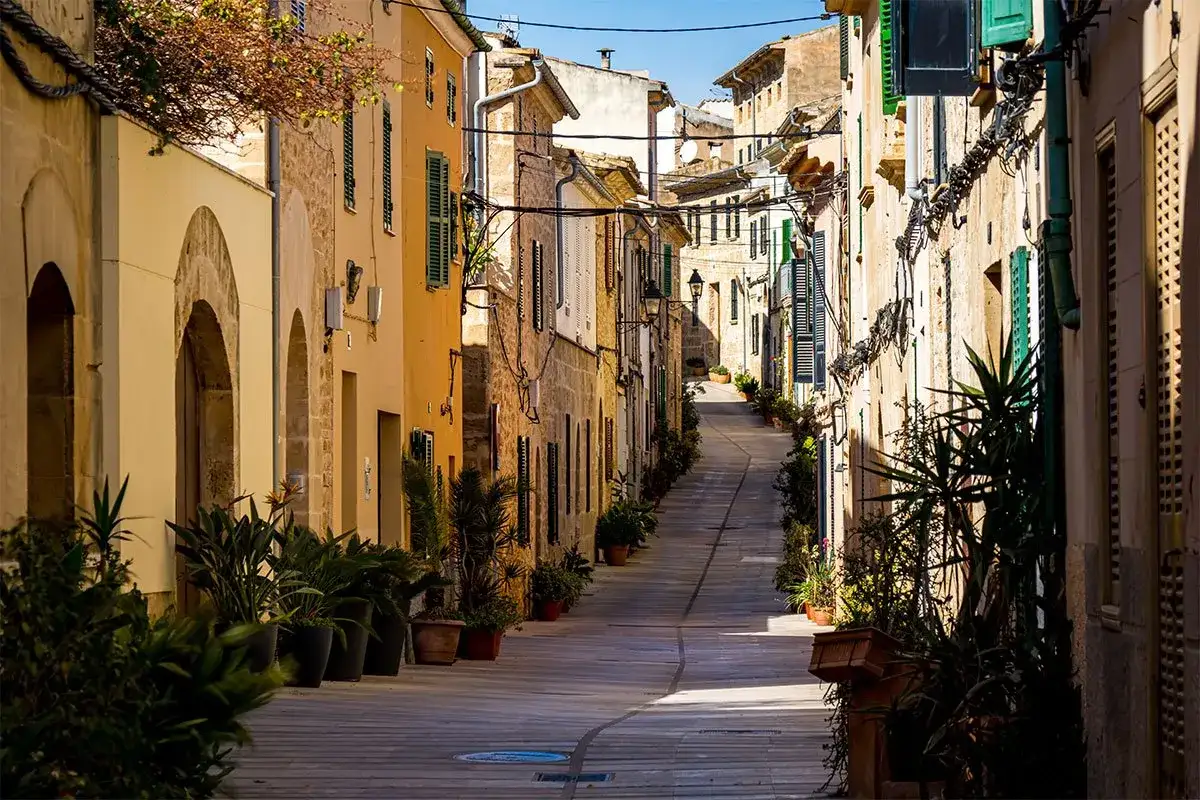 Atrakcje w Alcudii: odkryj nieznane skarby Majorki i uniknij tłumów