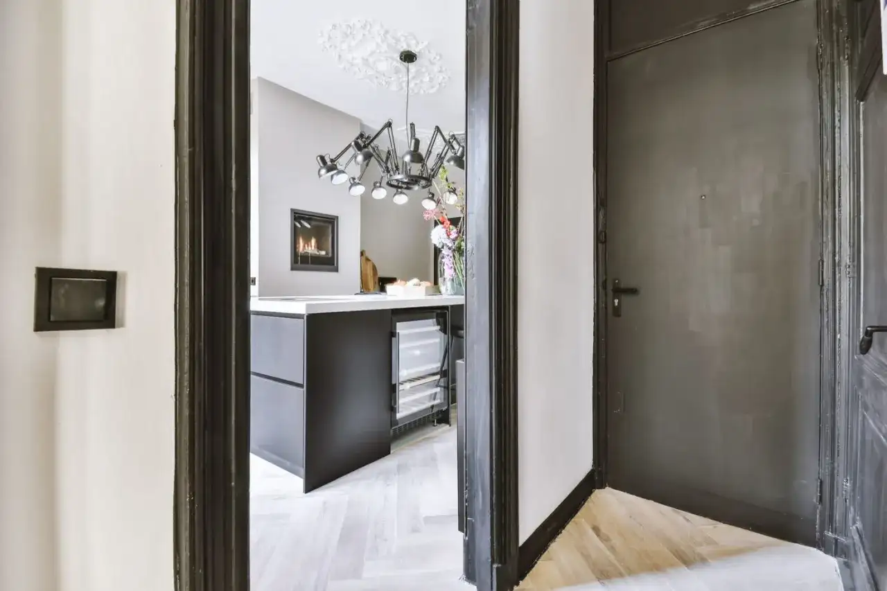 Jak dobrać listwy do ciemnych drzwi? 4 kluczowe strategie.