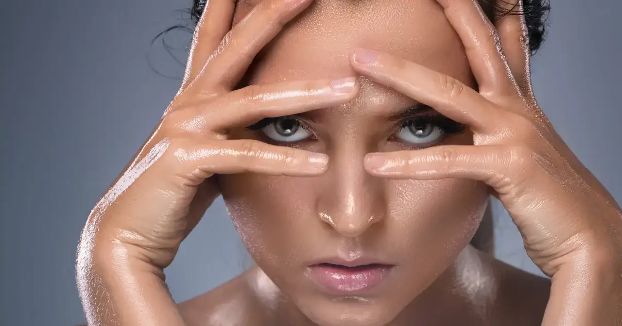 Cera tłusta: Czego unikać? Poznaj błędy i ciesz się matową cerą!