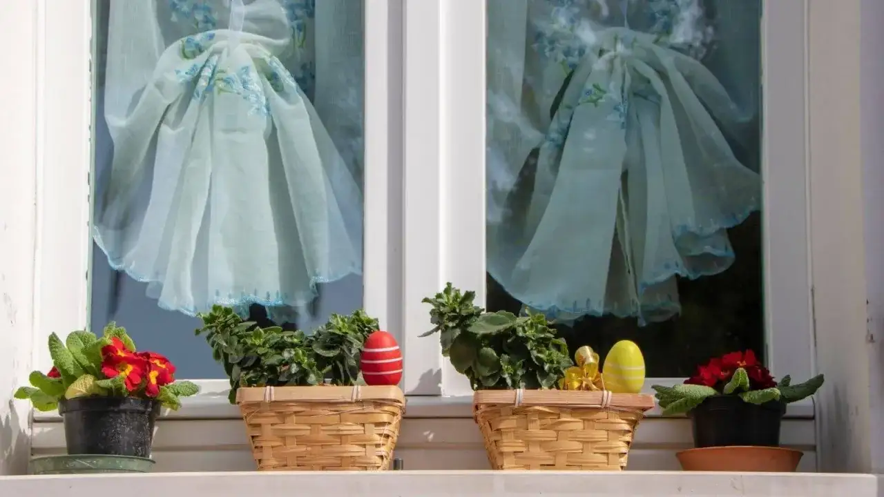 Kiedy myć okna przed świętami, aby uniknąć brudu i stresu?