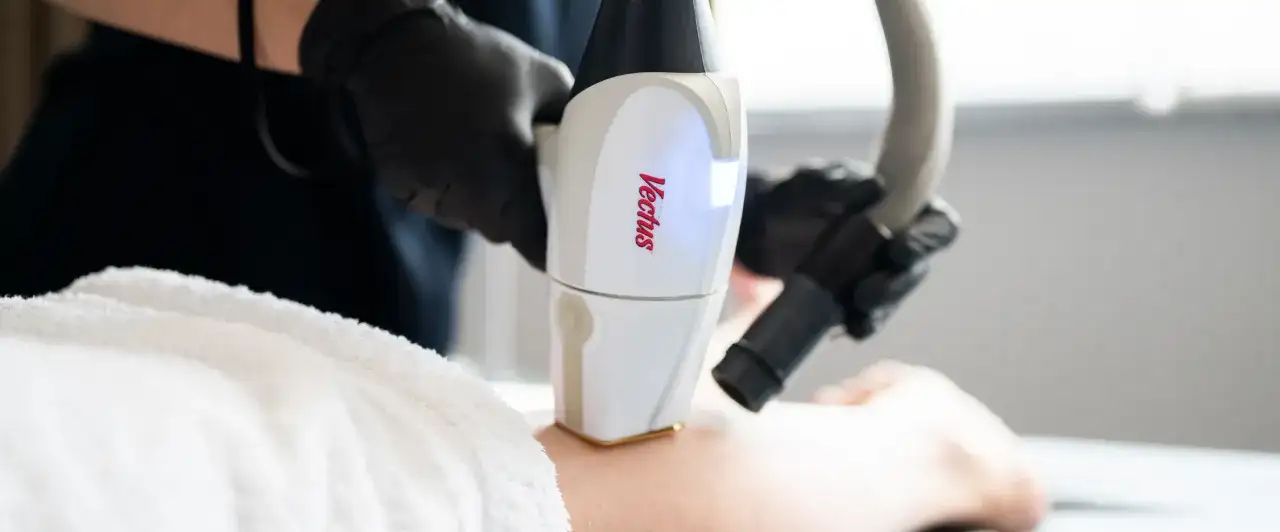 Depilacja laserowa: czy boli? Prawda o bólu i jak go uniknąć