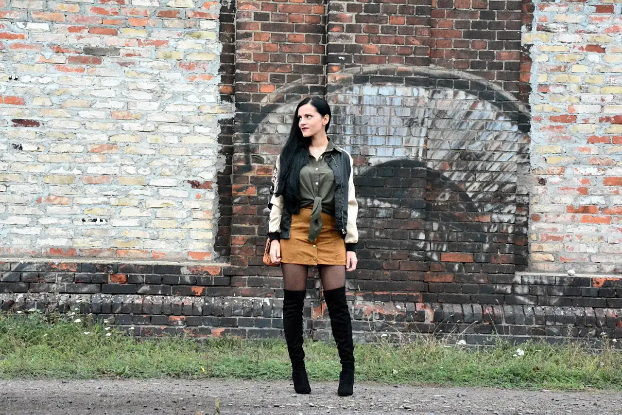 Stylizacje z musztardową spódnicą: Odkryj modne połączenia na każdą okazję