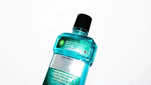 Płyn do płukania jamy ustnej – czy warto go używać dla zdrowia?