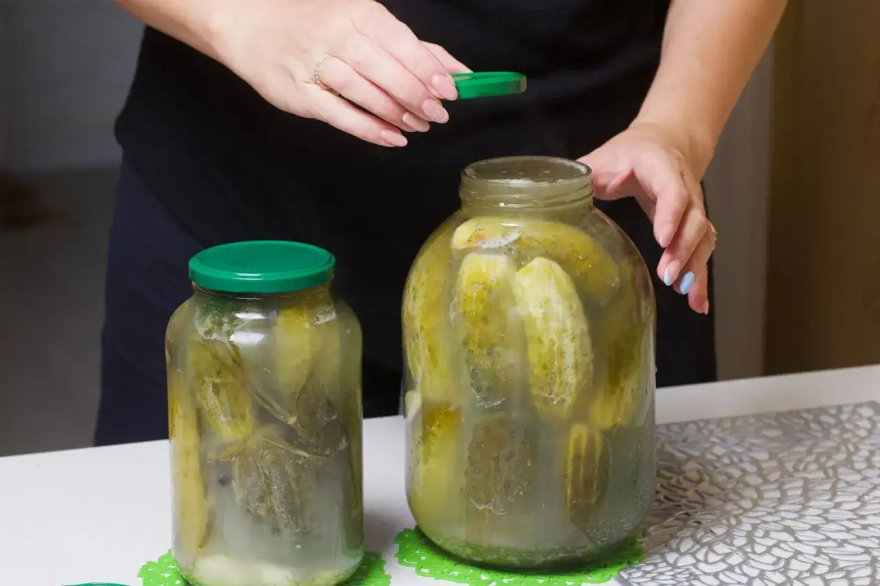 Jak długo pasteryzować ogórki kiszone, aby uniknąć niepowodzeń?
