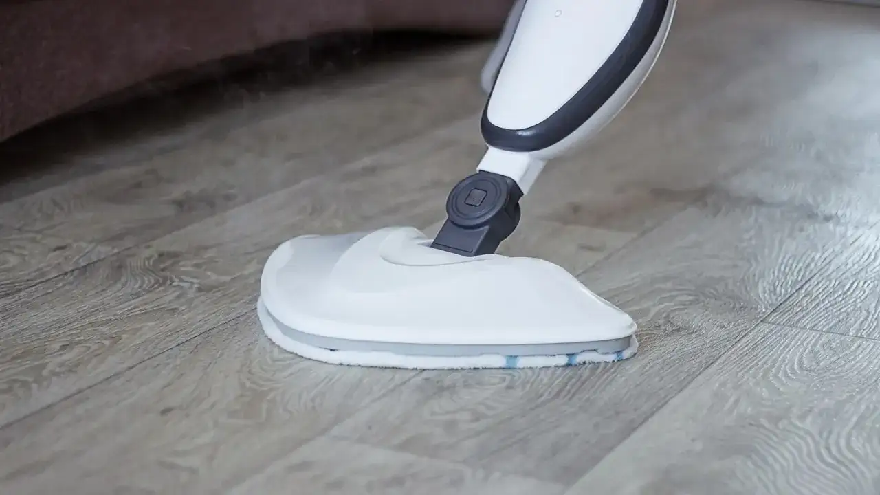 Czy mop parowy niszczy parkiet? Poznaj ryzyko i bezpieczne alternatywy