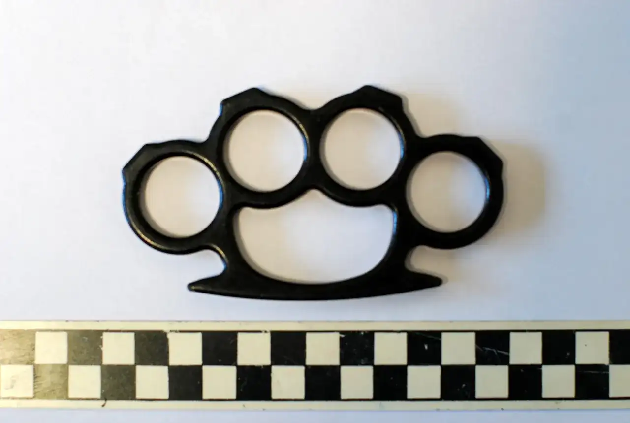 Kastet: Jak wygląda? Prawo, konsekwencje i mit samoobrony