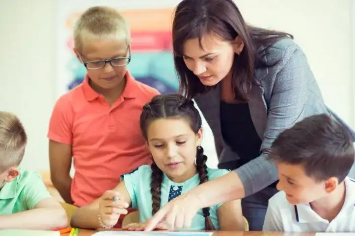 Dyrektor szkoły jako wychowawca: Czy przepisy na to pozwalają?