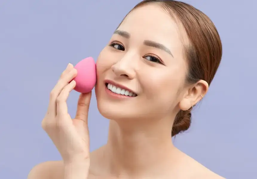 Gąbka do makijażu: jak używać, by makijaż wyglądał jak druga skóra?