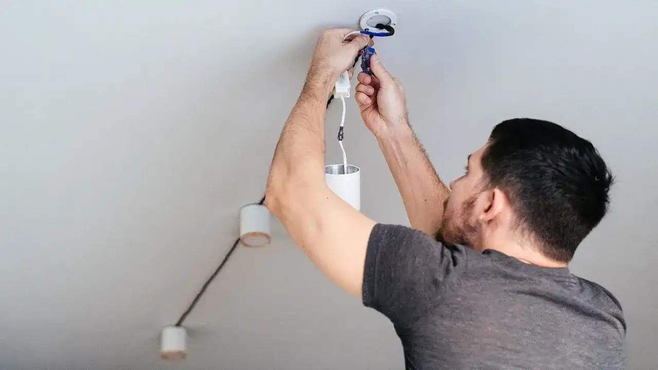 Jak podłączyć żyrandol na 5 żarówek do 2 kabli? Prosty poradnik!