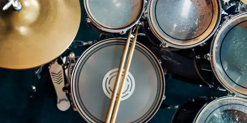 Jak ustawić perkusję, aby uniknąć złej jakości dźwięku i bólu podczas gry