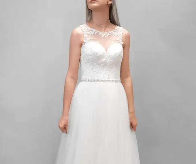 Jaki dekolt sukni ślubnej do małego biustu, aby wyglądać zjawiskowo?