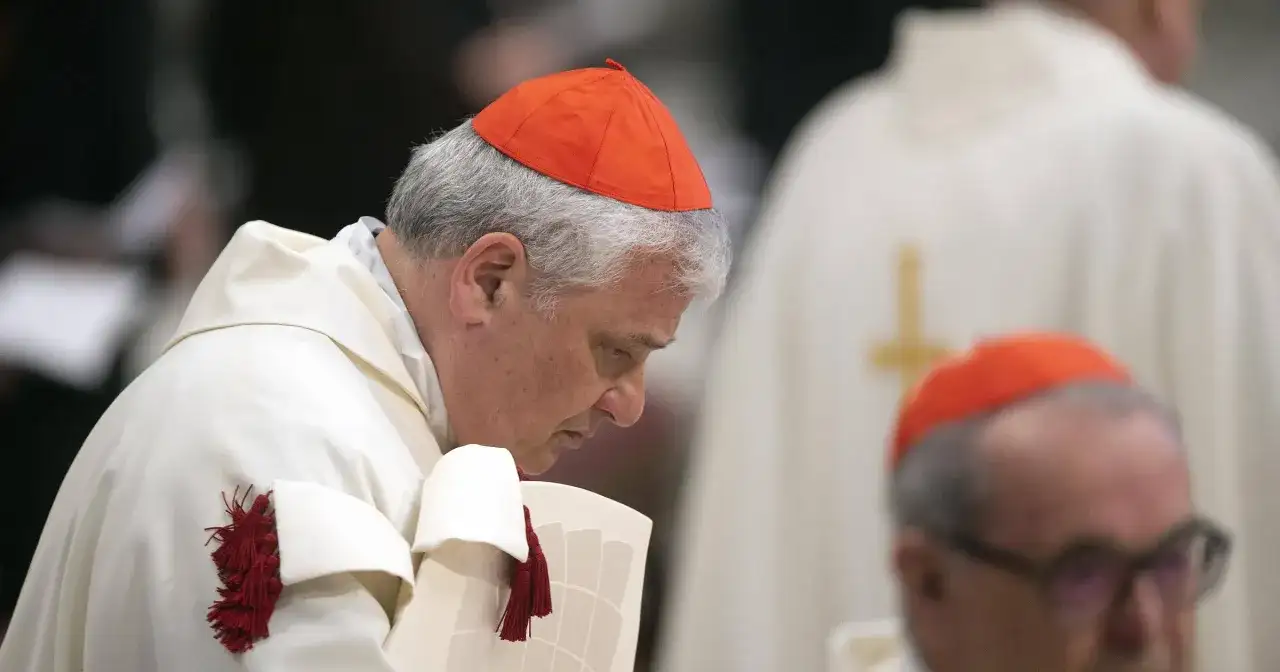 Kardynał w czerwonej piusce i białej szacie, z czerwonymi frędzlami. W tle inny kardynał. Ile jest kardynałów w Polsce?