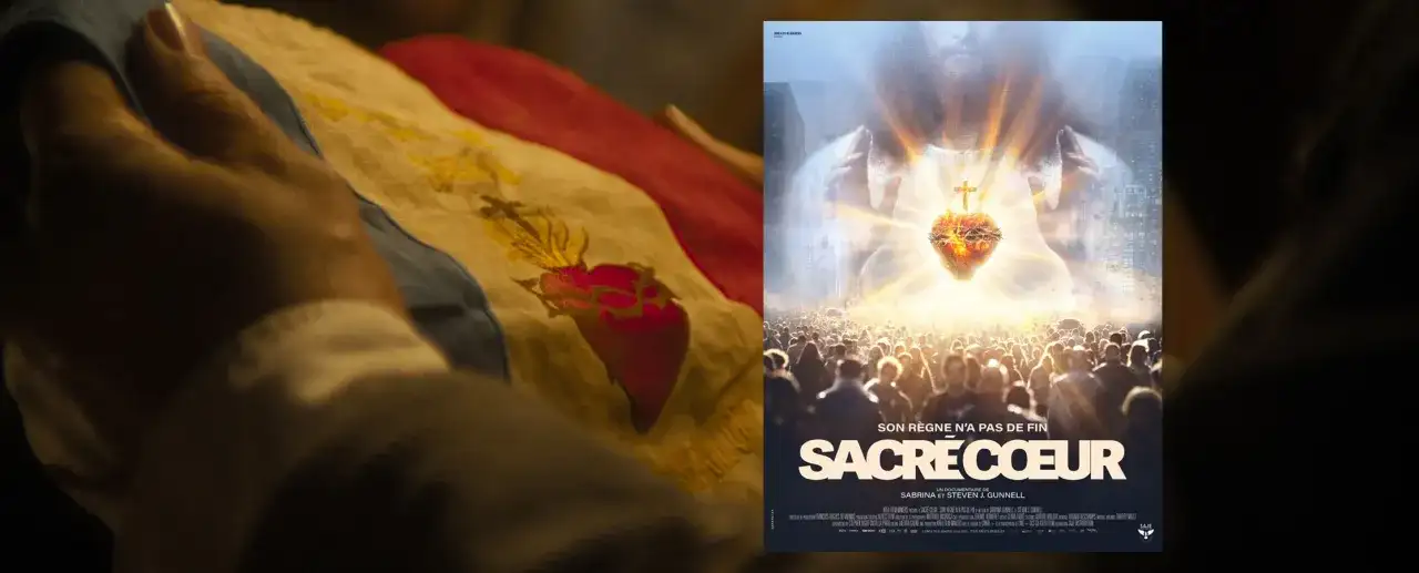Dłoń trzyma flagę z Sercem Jezusa. Obok plakat filmu "Sacré Cœur", przypominający o dniach których nie znamy.
