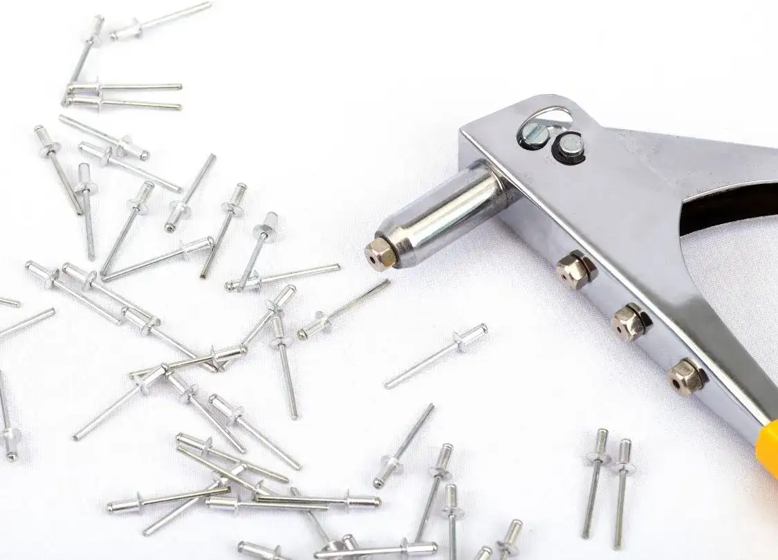 Jaka nitownica do nitonakrętek - wybierz najlepszy model dla siebie