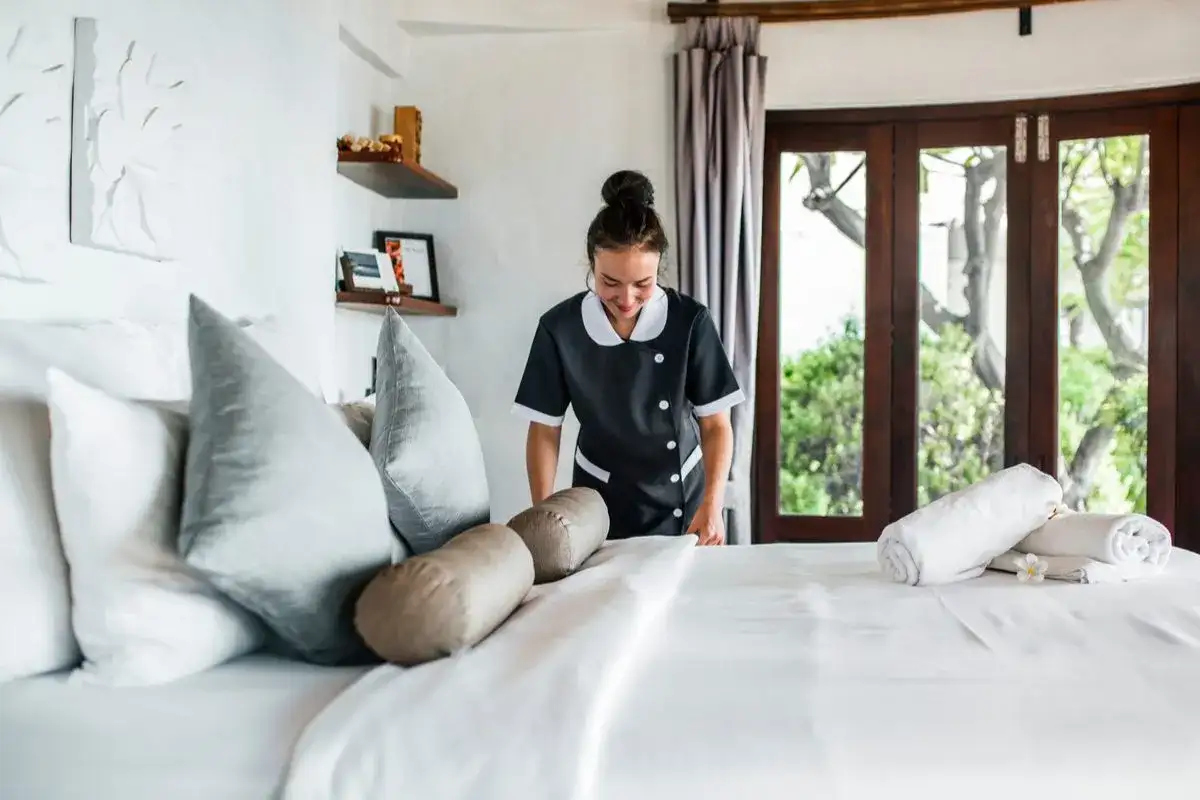 Jak pościelić łóżko w hotelu, aby wyglądało jak w luksusowym obiekcie