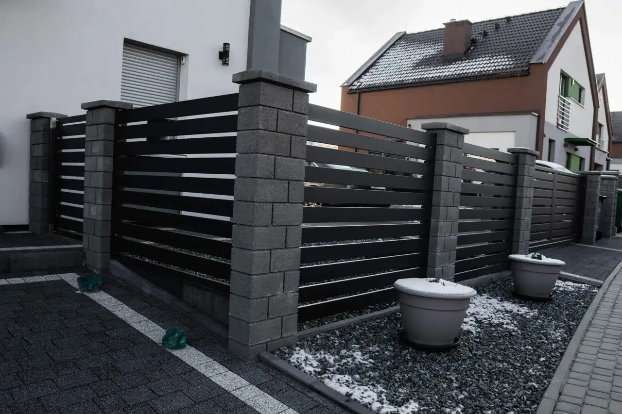 Ogrodzenie bez formalności? Poznaj przepisy i uniknij kar!