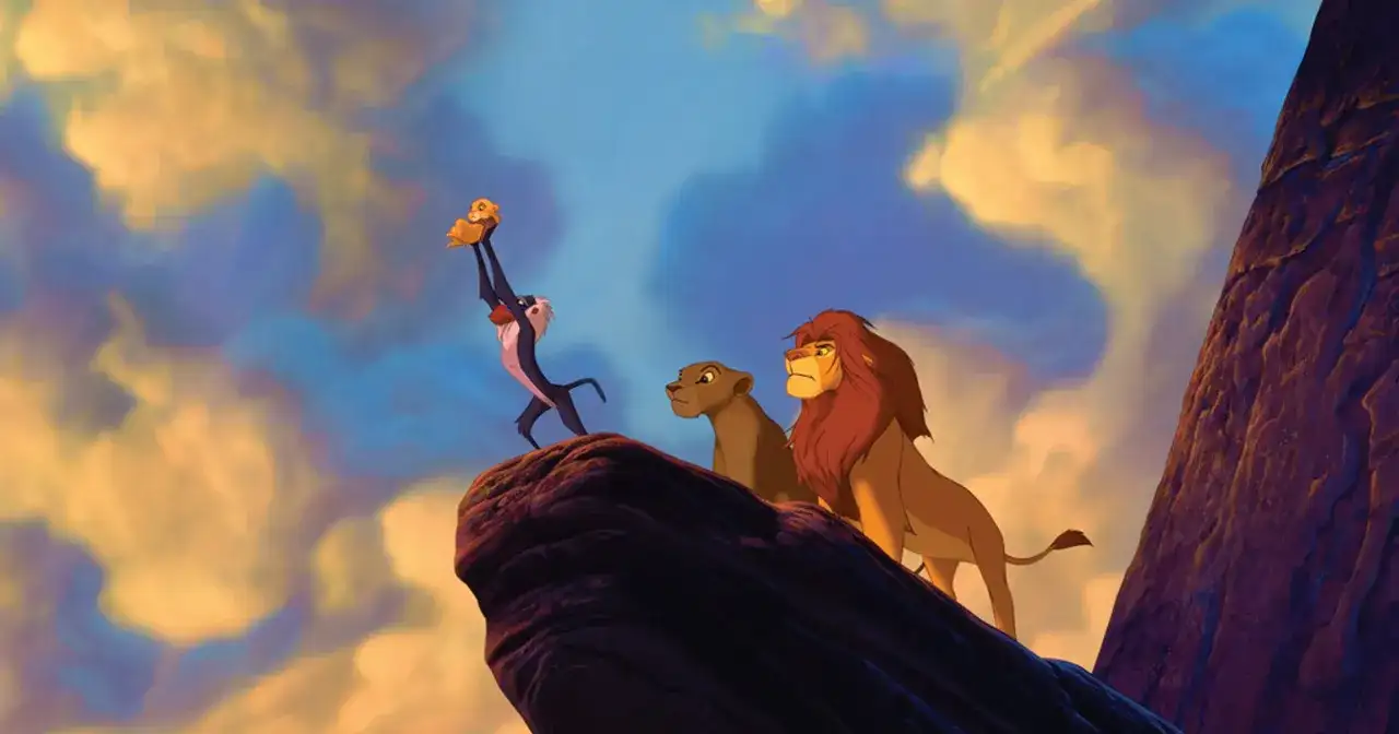 Mandryl Rafiki prezentuje Simbę, przyszłego króla, na Skale Dumy. To scena z "Króla Lwa", którego autorami są Irene Mecchi, Jonathan Roberts i Linda Woolverton.
