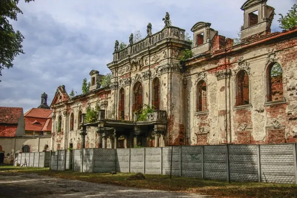Pałac w Goszczu: odkryj jego fascynującą historię i architekturę