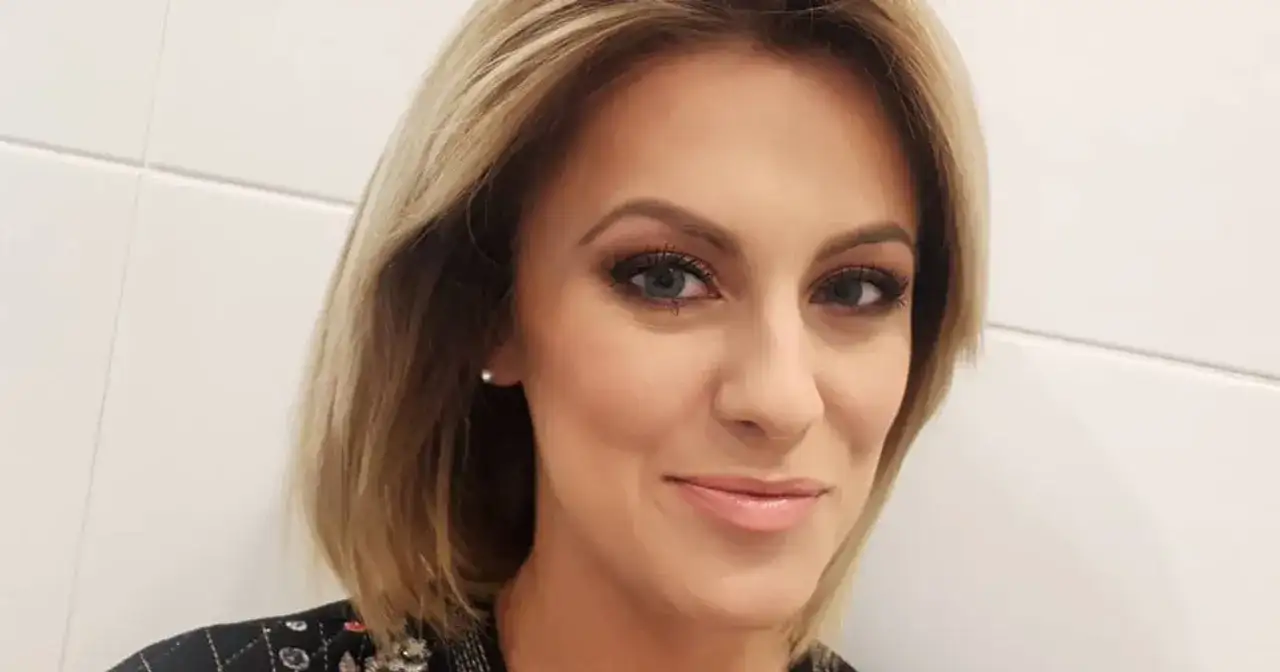 Uśmiechnięta Justyna Kosela, z blond włosami i makijażem, wygląda na młodą. Ile ma lat?