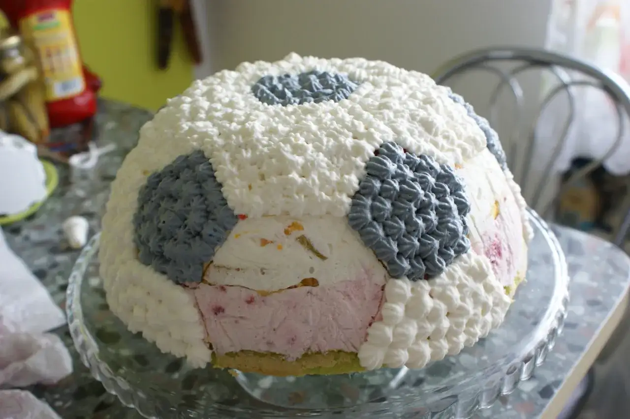 Jak zrobić tort w kształcie piłki nożnej - proste przepisy i porady