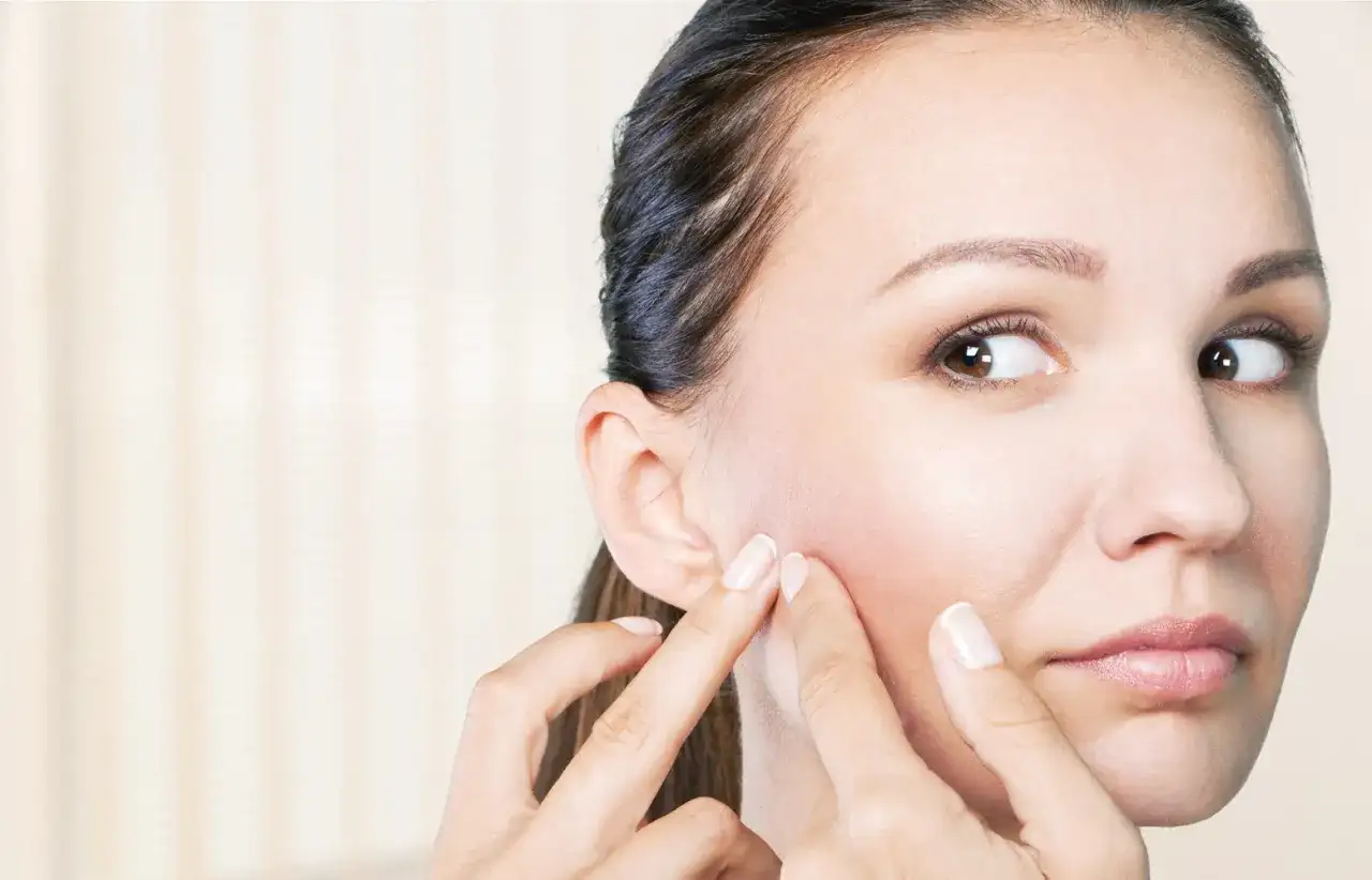 Pryszcze: Jak się pozbyć? Skuteczne metody i pielęgnacja cery