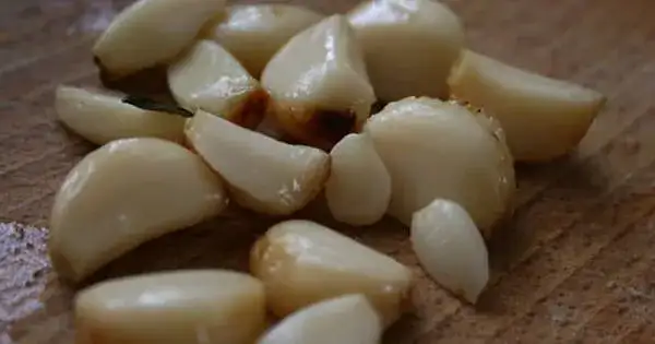 Sos z pieczonego czosnku - kulinarny game changer w Twojej kuchni