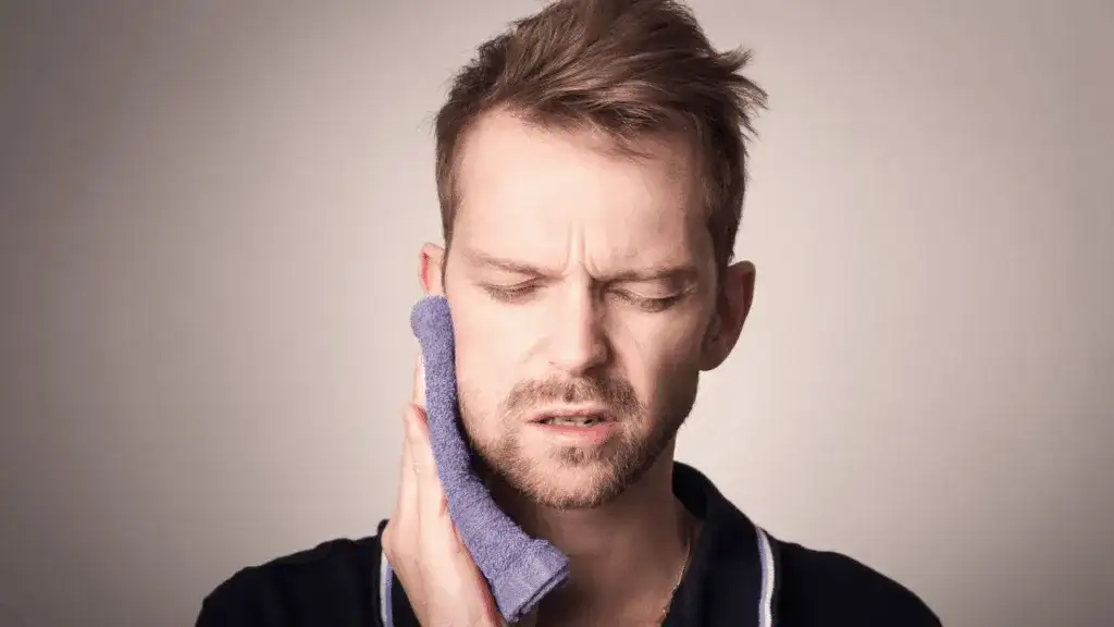 Jak zmniejszyć opuchliznę po wyrwaniu zęba? Szybka ulga i gojenie.