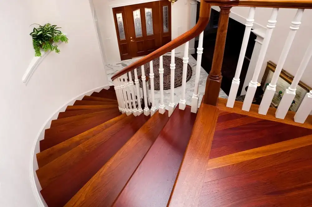 Jak pielęgnować dębowe schody, aby uniknąć zniszczeń i zachować urok