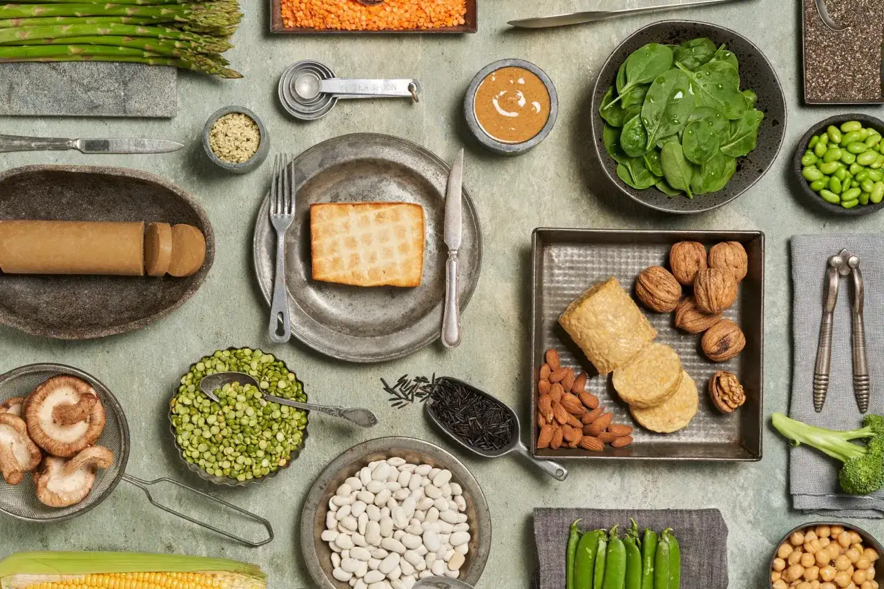 Tempeh, fasola, soczewica, orzechy i inne produkty roślinne to świetne sposoby, czym zastąpić mięso.