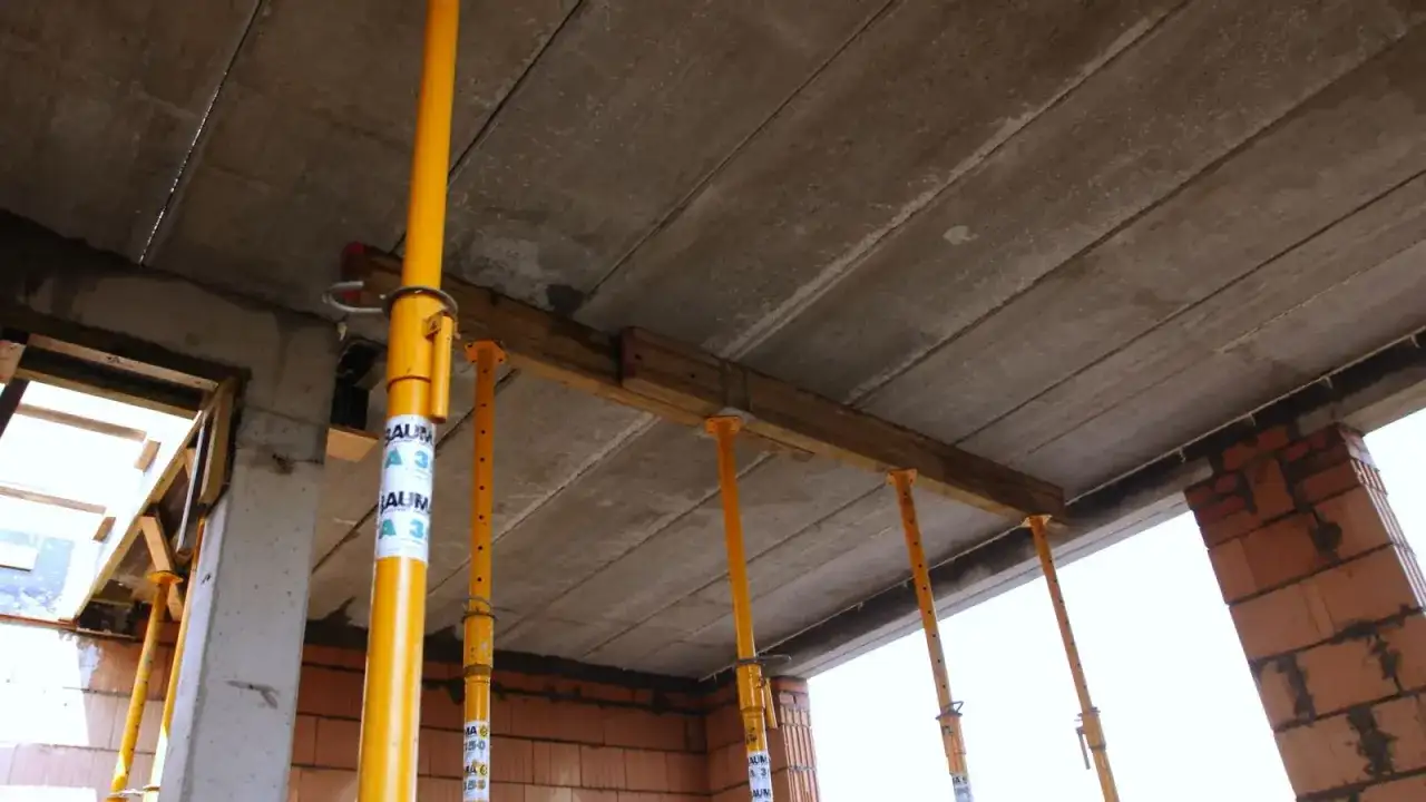 Po jakim czasie rozszalować strop? Nie 28 dni! Prawda o bezpieczeństwie