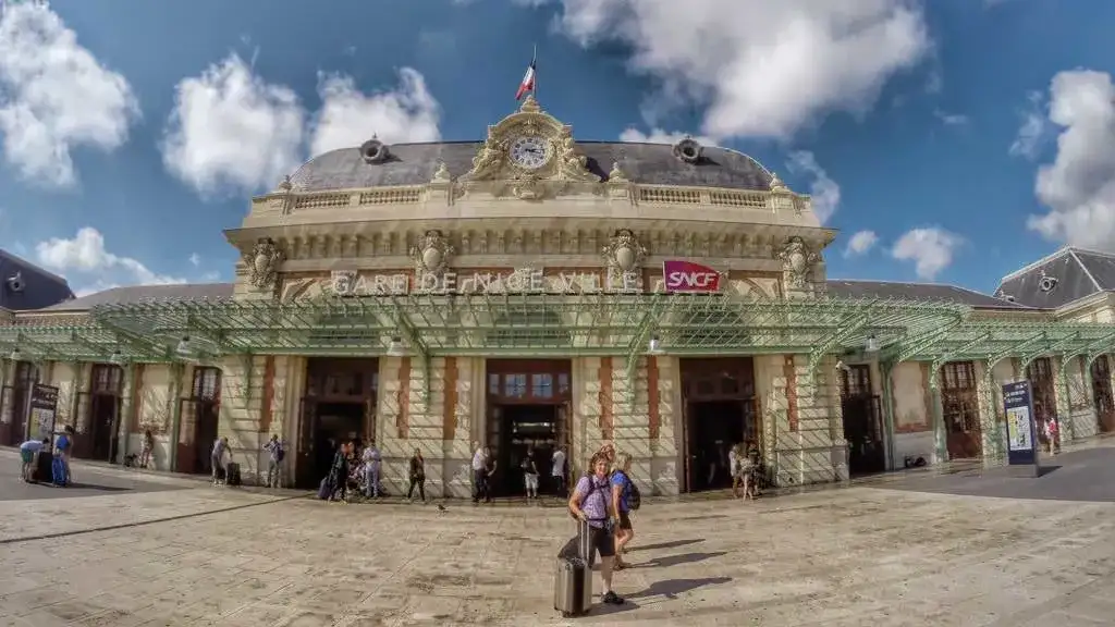 Jak dojechać z Nicei do Cannes - najlepsze opcje transportu i ceny