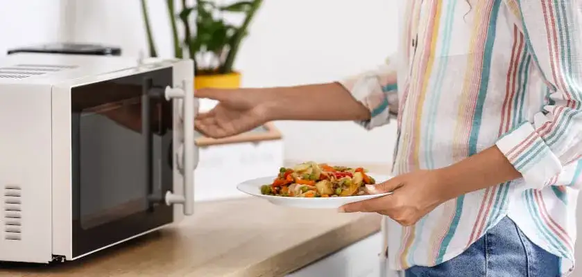 Mikrofala bez tajemnic: Proste triki, które zmienią twoje gotowanie