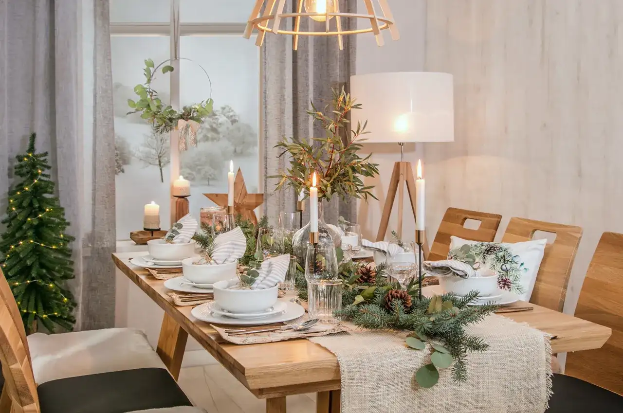 Dekoracje świątecznego stołu: 11 inspiracji i porad