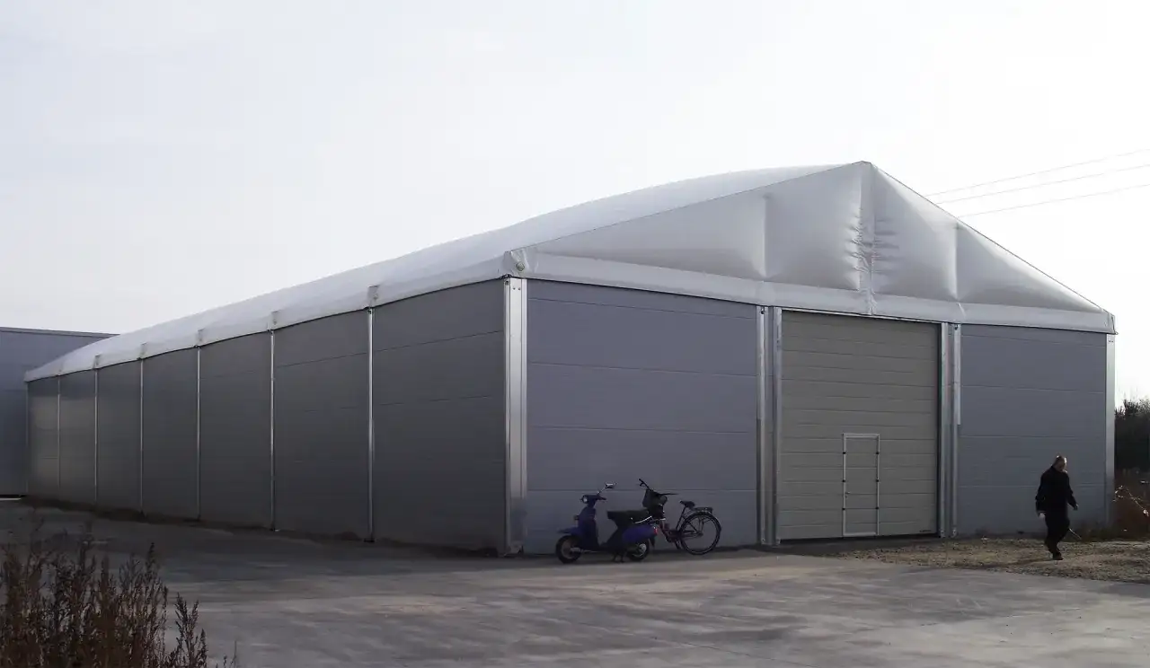 Hala namiotowa: Budynek czy obiekt tymczasowy? Uniknij kar!