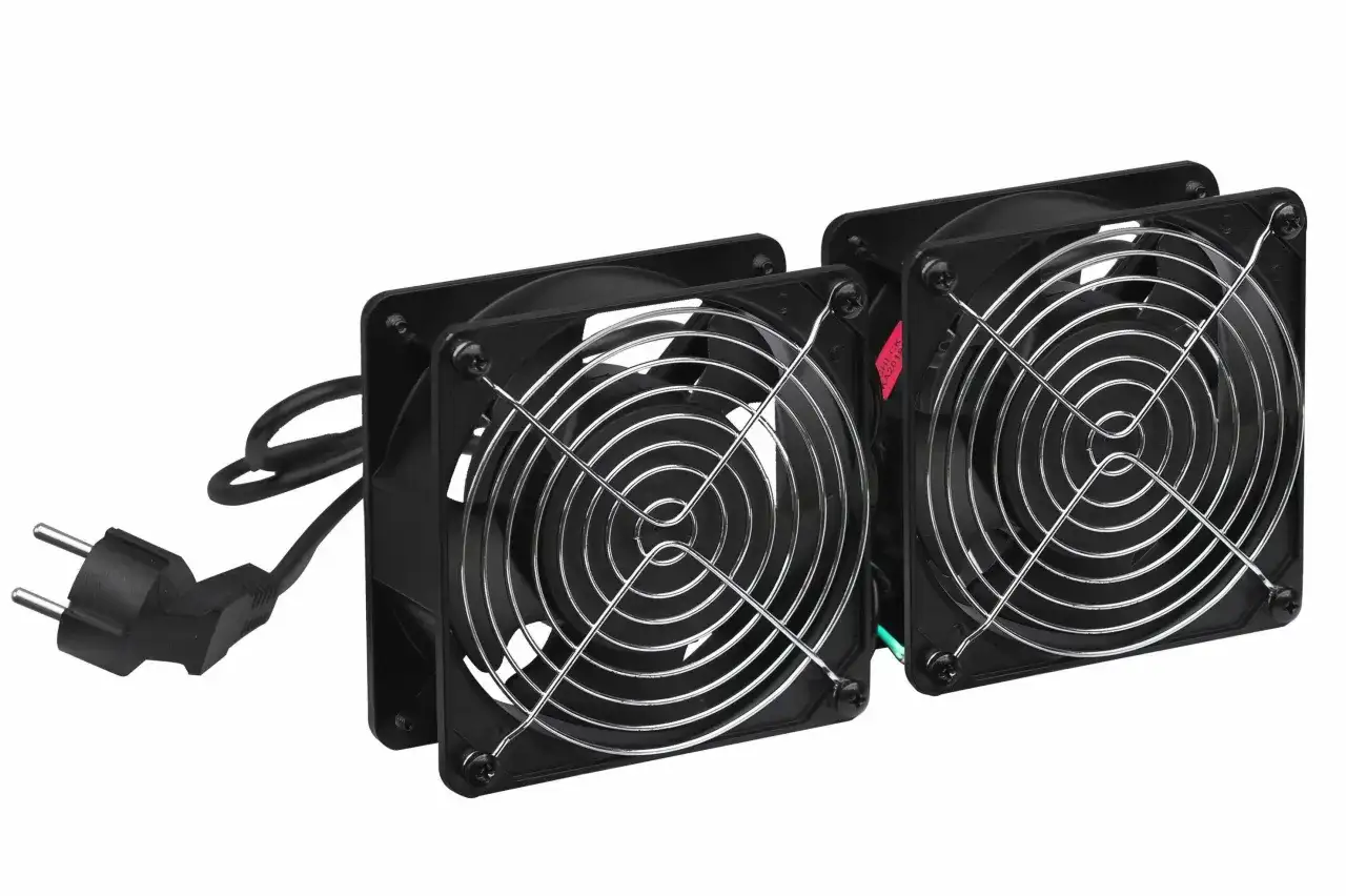 Dwa wentylatory z metalowymi osłonami i kablem zasilającym.