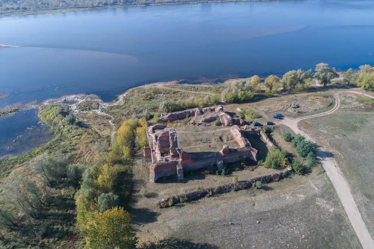 Ruiny zamku w Bobrownikach - historia, tajemnice i dostępność dla zwiedzających