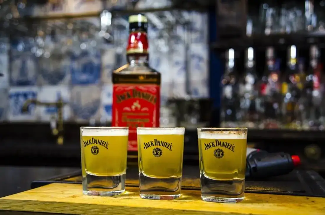 Najlepsze przepisy na drinki z Jack Daniel's cynamonowy, które zaskoczą