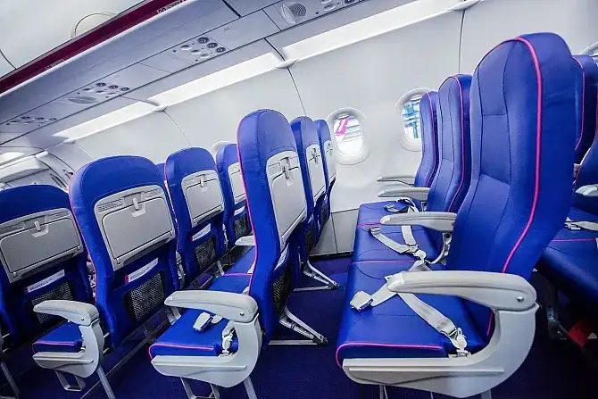 Jak wygląda samolot Wizz Air w środku? Odkryj komfort i miejsca