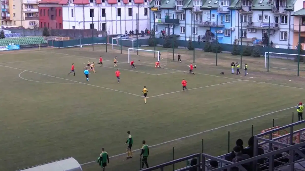 Zarobki piłkarzy w 1 lidze polskiej: co naprawdę zarabiają zawodnicy?