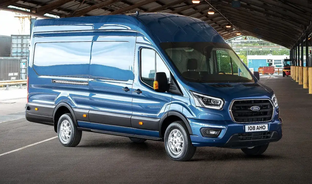 Niebieski Ford Transit zaparkowany pod zadaszeniem, widok z przodu i z boku.