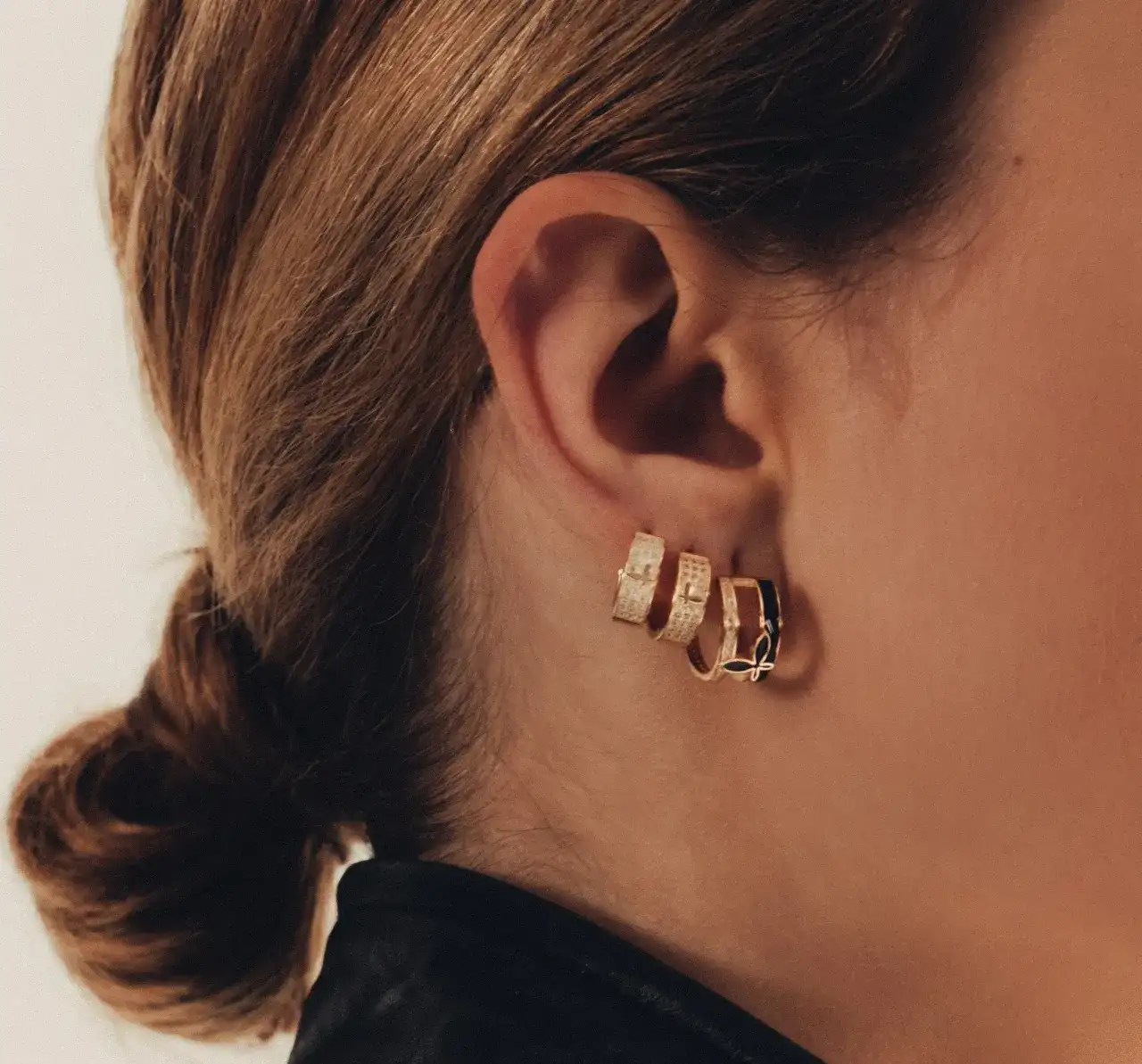 Znaczenie drugiego kolczyka - na którym uchu go nosić?