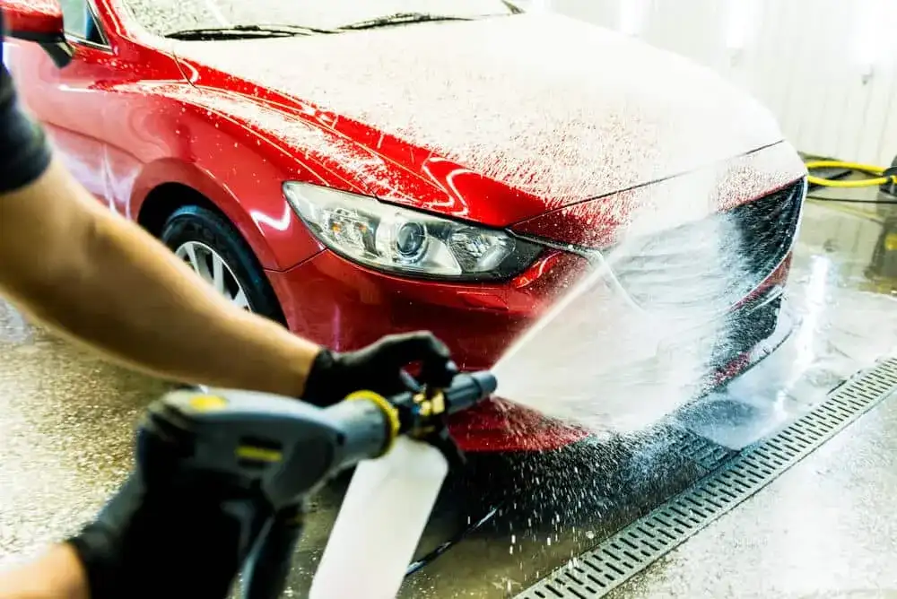 Aktywna piana na myjni: jak myć auto, by lśniło bez zacieków?