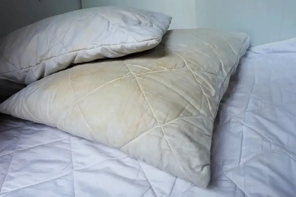 Gdzie wyrzucić poduszki? 5 sposobów na pozbycie się starych