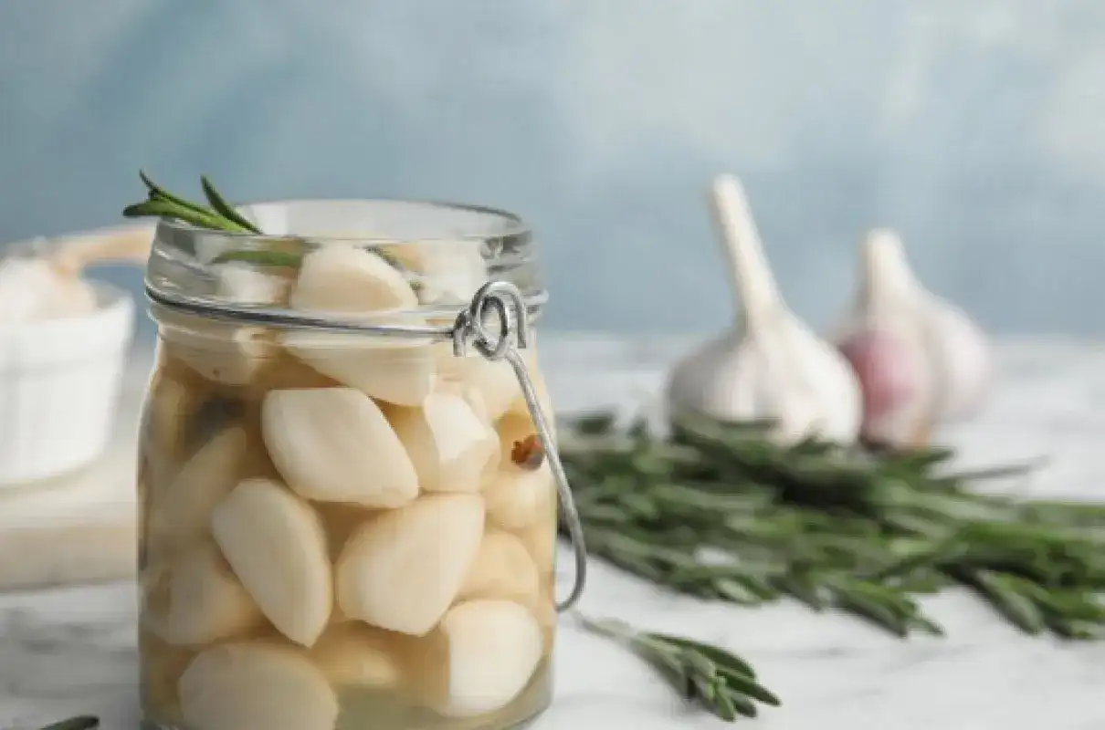 Woda czosnkowa dla roślin: przepis, zastosowanie i lista gatunków