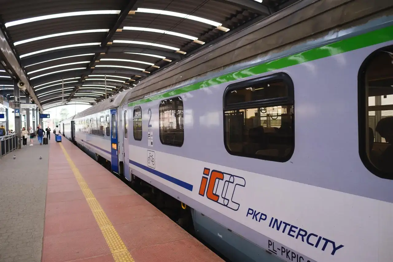 Pociąg PKP Intercity na peronie, widok z boku.