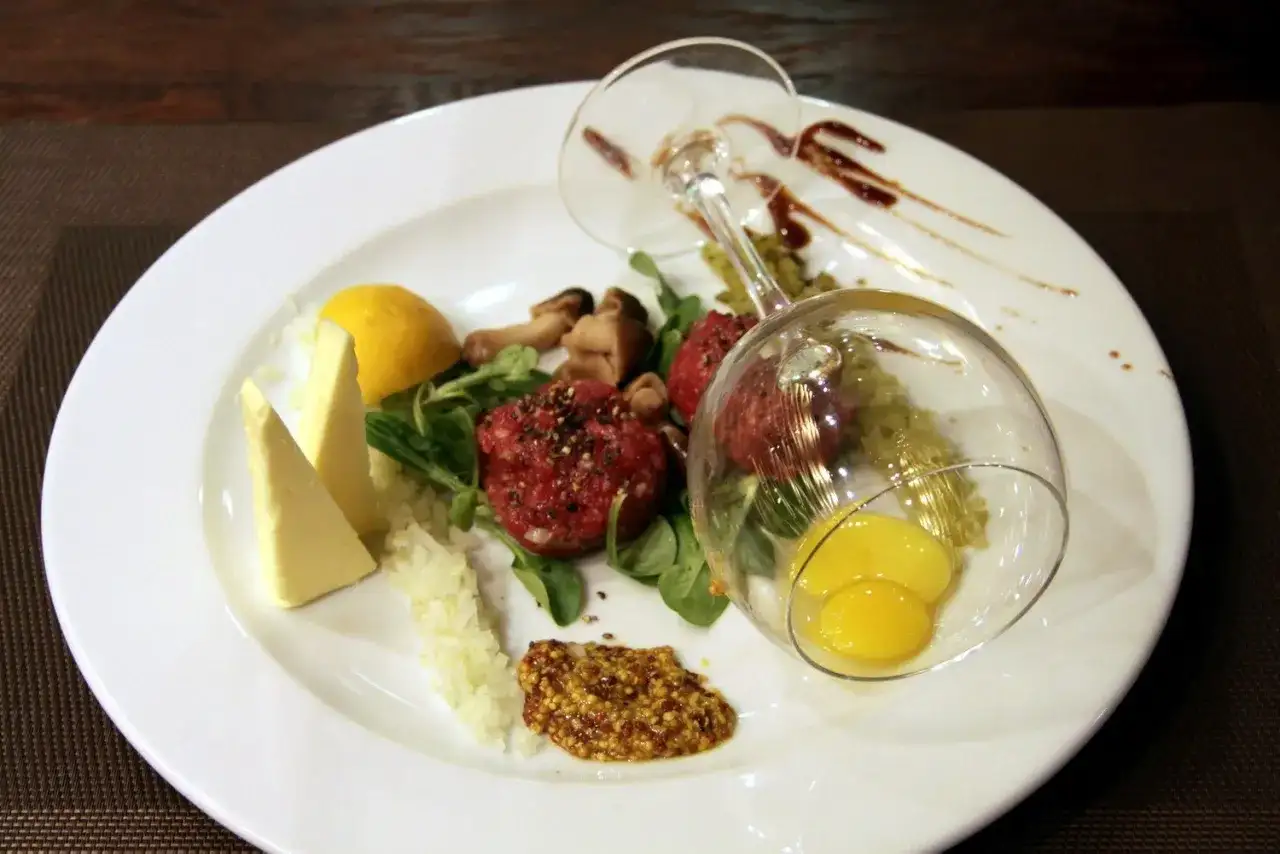 Ile kalorii ma tatar w różnych wariantach? Sprawdź dokładne wartości