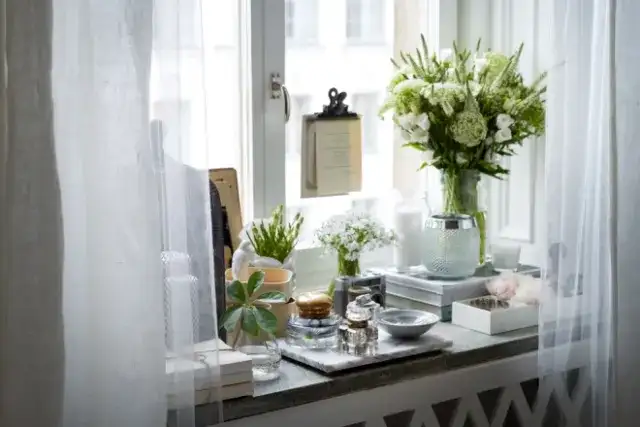 Jak ozdobić parapet w salonie – proste pomysły na stylową dekorację