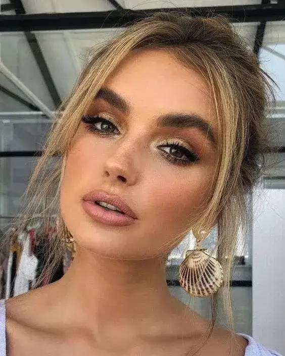 Jak idealnie dobrać makijaż do złotej sukienki – porady i inspiracje