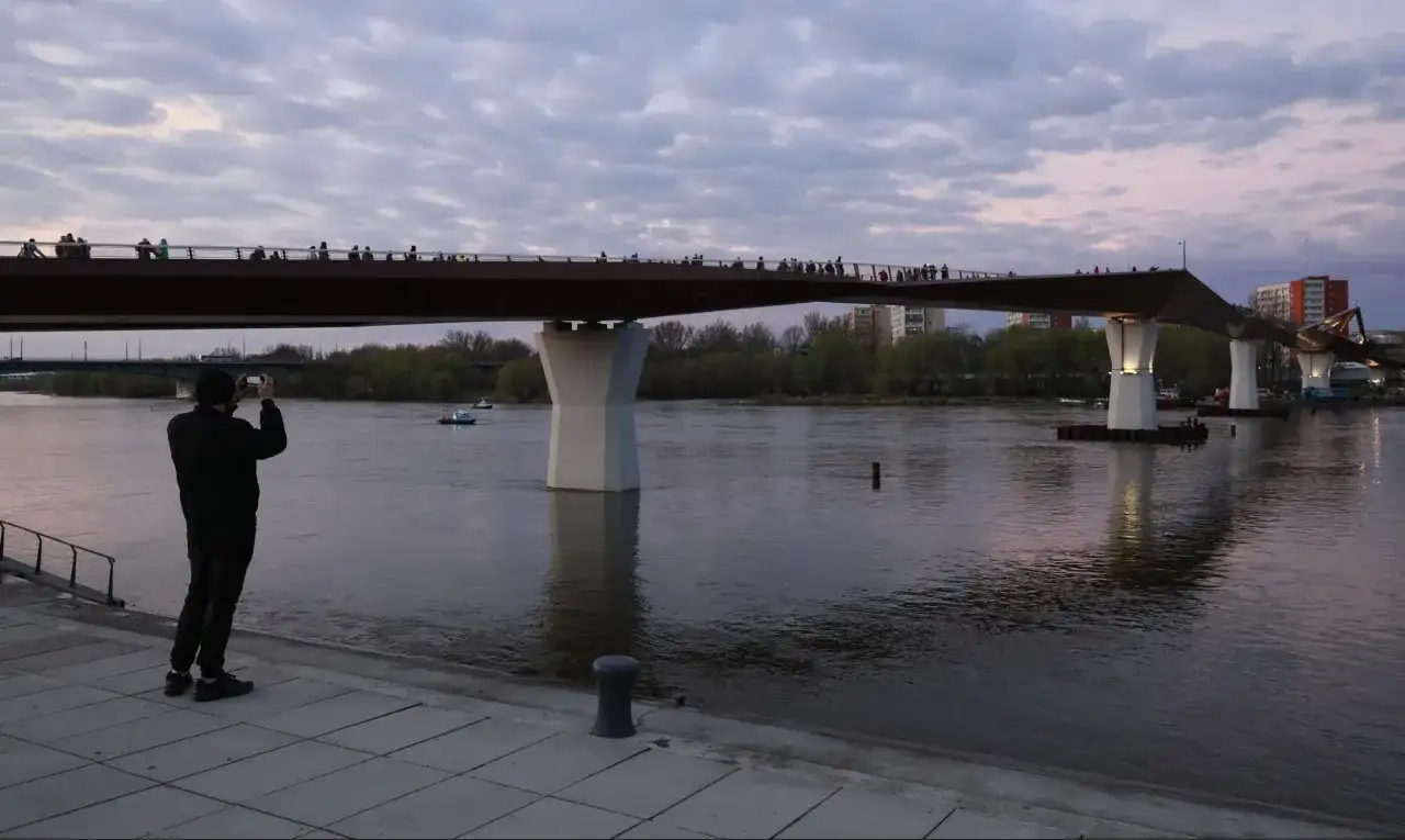 Ile kosztowała kładka Trzaskowskiego? Zaskakujące wydatki i szczegóły